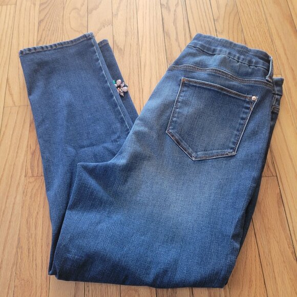 Chicos So Slimming Girlfriend Slim Leg Ankle Jeans With Embellished Floral Accen - Picture 2 of 5